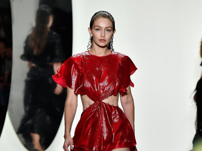 Gigi Hadid dan Bella Hadid Gigi Hadid dan Bella Hadid di New York Fashion Week