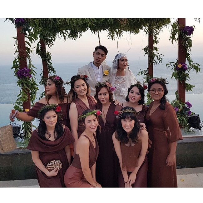 Pesinetron ini memilih warna cokelat tua sebagai tema warna bridesmaid di pernikahannya. Para bridesmaid, termasuk Adinia Rasti, memilih model gaun yang berbeda sesuai dengan gaya pribadi mereka. Foto: Instagram