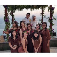 Pesinetron ini memilih warna cokelat tua sebagai tema warna bridesmaid di pernikahannya. Para bridesmaid, termasuk Adinia Rasti, memilih model gaun yang berbeda sesuai dengan gaya pribadi mereka. Foto: Instagram