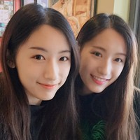 Memiliki rambut lurus panjang, mengenakan kaos simple dan makeup natural, si kembar ini juga tampil menarik.Foto: Instagram