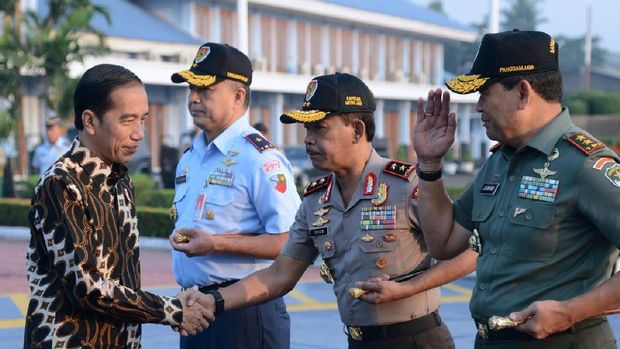 membuka Festival Anak Saleh Indonesia (FASI) X Tingkat Nasional dan membagikan sertifikat tanah.