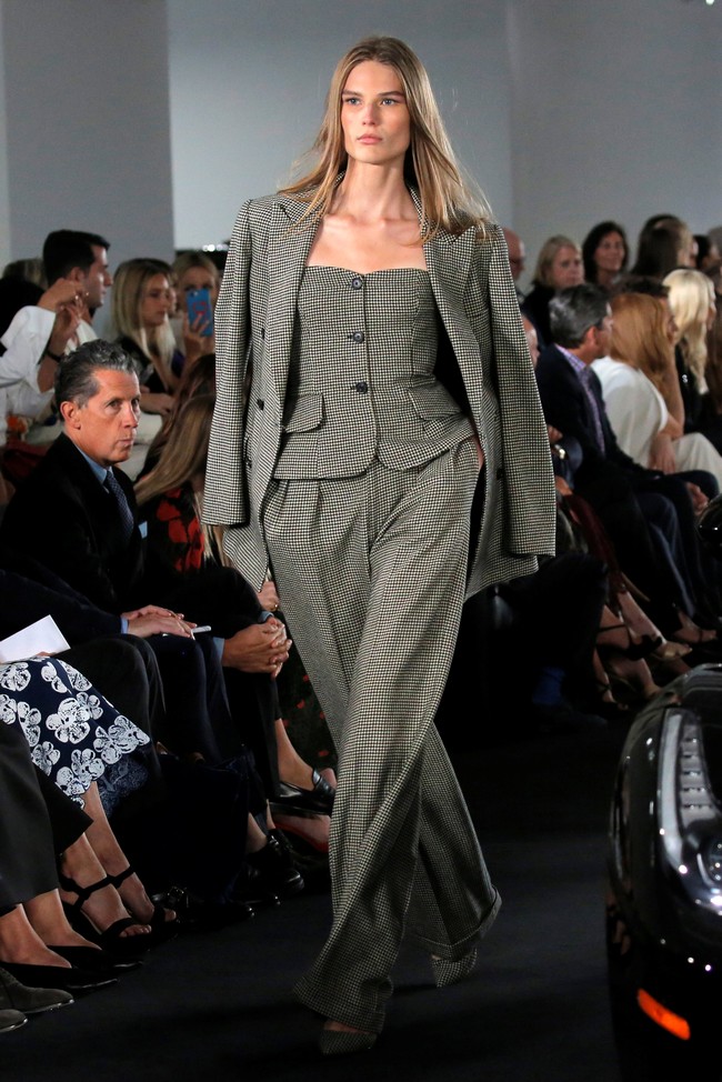 Supaya para tamunya dapat merasakan sensasi naik mobil mewah, Ralph juga menyediakan 150 sedan dan SUV Mercedes Benz untuk mengantar mereka ke lokasi. Foto: Reuters