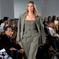 Supaya para tamunya dapat merasakan sensasi naik mobil mewah, Ralph juga menyediakan 150 sedan dan SUV Mercedes Benz untuk mengantar mereka ke lokasi. Foto: Reuters