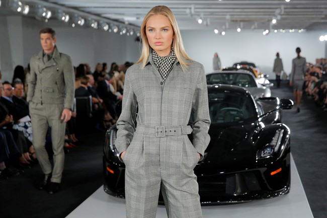 Maka untuk fashion show di New York Fashion Week, Selasa (12/9/2017), Ralph Lauren menyertakan mobil-mobil sport mewah dari era 1930-an hingga masa kini. Foto: Reuters
