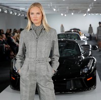 Maka untuk fashion show di New York Fashion Week, Selasa (12/9/2017), Ralph Lauren menyertakan mobil-mobil sport mewah dari era 1930-an hingga masa kini. Foto: Reuters