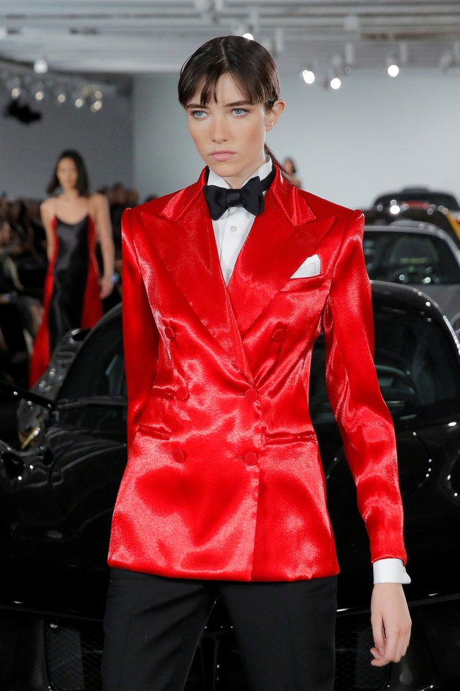 Otomotif juga mengilhami Ralph Lauren dalam menelurkan lini-lini barunya. Anda lihat itu? kata David Lauren, putra Ralph sekaligus Chief Innovation Officer dan Vice Chairman Ralph Lauren sambil menunjuk 1996 McLaren F1 LM berwarna Marigold. Mobil itu mengilhami lini furnitur kami, katanya. Foto: Reuters