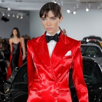 Otomotif juga mengilhami Ralph Lauren dalam menelurkan lini-lini barunya. Anda lihat itu? kata David Lauren, putra Ralph sekaligus Chief Innovation Officer dan Vice Chairman Ralph Lauren sambil menunjuk 1996 McLaren F1 LM berwarna Marigold. Mobil itu mengilhami lini furnitur kami, katanya. Foto: Reuters