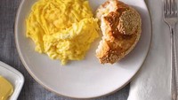 TAURUS:  Anda adalah orang yang praktis. Melakukan kegatan rutin, teratur dan karenanya Anda suka telur orak-arik buat sarapan. Mudah dibuat dan praktis. Karena Anda suka yang aman dan tak berisiko.Foto: Daily Mail