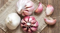 Meski baunya tidak enak, bawang putih merupakan prebiotik yang dapat membantu memberi makan bakteri yang ada di usus. Prebiotik sama pentingnya untuk kesehatan usus seperti probiotik. Foto: iStock