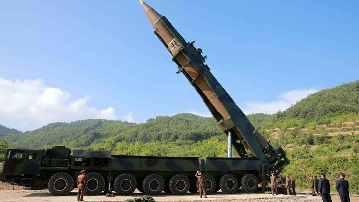 Kim Jong Un terus mengembangkan senjata nuklirnya. Bahkan pemimpin Korut  itu nekat melakukan ujicoba nuklir meski ditentang sejumlah negara, terutama AS.