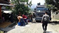Di Sukabumi, <i>Water Cannon</i> Dipakai Polisi Salurkan Air Bersih