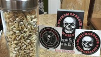 Yang tidak kalah aneh, ada satu wadah kaca yang menyimpan copotan gigi manusia. Itu gigi sungguhan atau bohongan ya? (Museum of Death New Orleans/Facebook)