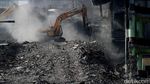 Pasar Senen yang Bekas Terbakar Mulai Dibongkar