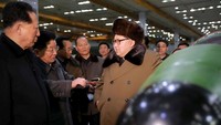 im Jong Un bertemu dengan ilmuwan dan teknisi di bidang nuklir. Pria 33 tahun itu terus mengembangkan senjata nuklirnya meski mendapat kecaman dunia. KCNA/Reuters.