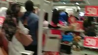 Sampai-sampai, lanjut Nitha, petugas keamanan membantu pengunjung untuk mencari pesanan mereka seperti ukuran sepatu. 