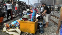 Sebanyak 20 mobil pemadam kebakaran dikerahkan.
