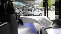 Tidak kurang ada 10 kamera yang berfungsi sebagai sensor pengendali pada bus ini. Sensor-sensor tersebut, antara lain berfungsi mengenali rambu-rambu, traffic lights, dan juga pejalan kaki dan kendaraan lainnya yang melintas di jalan yang sama. Foto: An Uyung Pramudiarja