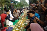 Warga sendiri yang membawa makanan dan lauk pauknya