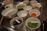 Ini Dia Rahasia Pembuatan Dumpling Ayam dan Sayuran Saus Sichuan