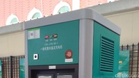 Mesin charging (charging pile) di Stasiun Penyedia Listrik Umum (SPLU).