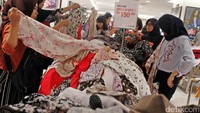 Barang yang didiskon mulai dari dari pakaian pria, pakaian wanita hingga sepatu dan sandal.