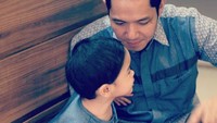 Ayah Dude Harlino dan Reindra lagi ngobrolin apa sih? Foto: Instagram Dude Harlino