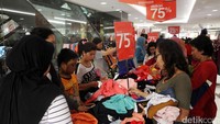 Pengunjung memadati area barang yang diskon hingga 75%.