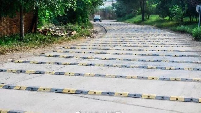 Dipenuhi Banyak Polisi Tidur, Yakin Sanggup Lewat Jalan Ini?