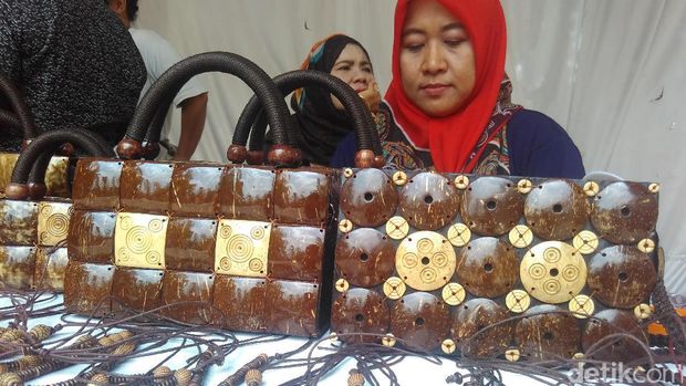 Mengintip Bisnis Kerajinan Batok Kelapa Beromzet Rp 20 Mengintip Bisnis Kerajinan Batok Kelapa Beromzet Rp 20