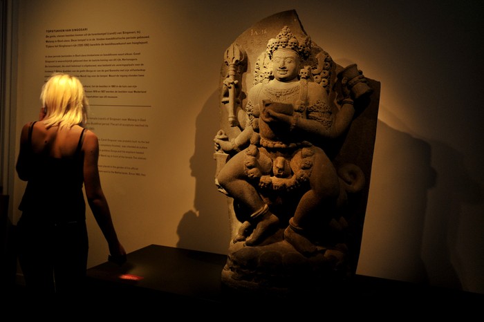Pengunjung mengamati arca Nandi asal Candi Singasari yang disimpan dan menjadi koleksi Museum Volkenkunde di Leiden, Belanda, Jumat (15/9). Sejumlah artefak yang tersimpan di museum tersebut antara lain arca dari Candi Singasari, Malang, Jawa Timur, yakni arca Bhairawa, Mahakala, Nandiswara, Nandi, Ganesha, dan Durga Mahisasuramardini. ANTARA FOTO/Ismar Patrizki/nz/17.
