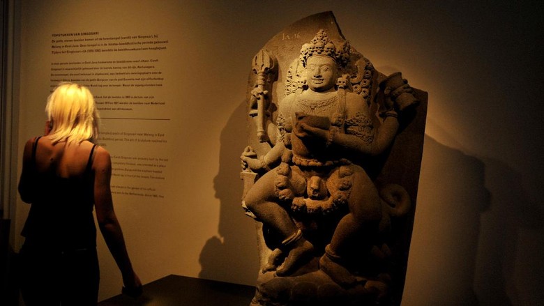Pengunjung mengamati arca Nandi asal Candi Singasari yang disimpan dan menjadi koleksi Museum Volkenkunde di Leiden, Belanda, Jumat (15/9). Sejumlah artefak yang tersimpan di museum tersebut antara lain arca dari Candi Singasari, Malang, Jawa Timur, yakni arca Bhairawa, Mahakala, Nandiswara, Nandi, Ganesha, dan Durga Mahisasuramardini. ANTARA FOTO/Ismar Patrizki/nz/17.