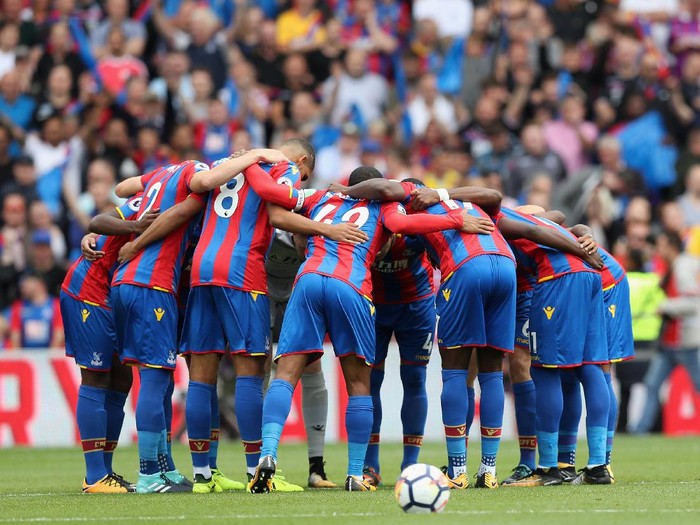 LONDON, ENGLAND - AUGUST 12: The Crystal Palace team group huddle during the Premier League match between Crystal Palace and Huddersfield Town at Selhurst Park on August 12, 2017 in London, England. (Photo by Christopher Lee/Getty Images)