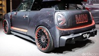 Mobil dilaburi warna Black Jack Anthracite dan sentuhan Curbside Red metallic.