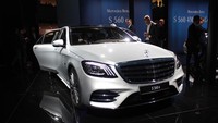 Kemewahan lainnya, mobil ini juga memiliki perubahan pada sistem AMG Track Pace app, yang bisa diartikan mobil ini memiliki DNA mobil balap. Perubahan lain untuk mendukungnya, perubahan juga dilakukan pada knalpot, sport Airmatic Suspension, sistem pengereman yang lebih baik, serta pelek 20 inci yang lebih kece.Soal desain tidak perlu diragukan lagi model ini tampil cantik dan kece di setiap sudutnya. Terlebih dengan atap yang bisa dibuka dan ditutup sesuai kebutuhan pengendara. Foto: An Uyung Pramudiarja