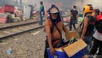 Ratusan rumah bedeng hangus dalam kebakaran tersebut.