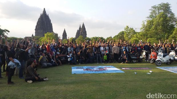 Ketika Ribuan Vespa Lawas Mengerubungi Kaki Candi Prambanan