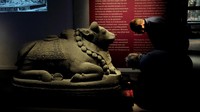 Pengunjung tengah mengamati salah satu arca dari Candi Singasari di Museum Volkenkunde di Leiden, Belanda.