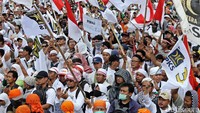 Massa menyuarakan tuntutan agar kekerasan kepada etnis Rohingya dihentikan.
