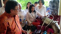 Tak hanya itu, ia juga keliling meninjau dan melihat secara langsung para pengrajin dan pelaku UKM yang terus bersemangat menggelorakan perekonomian kerakyatan. Foto: dok. PNM