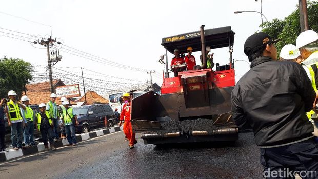 Uji coba aspal campur plastik di Bekasi