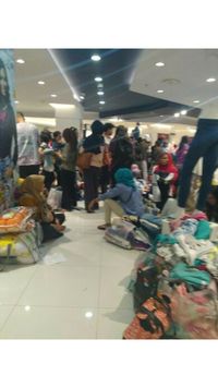 Matahari Tutup Gerai, Begini Keriuhan Pembeli 'Berebut' Diskon