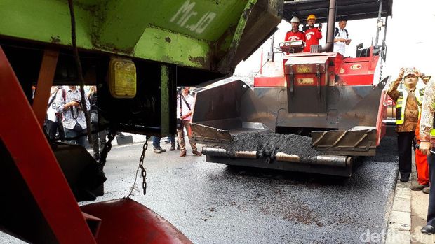 Uji coba aspal campur plastik di Bekasi