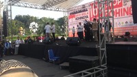 Semakin siang massa terus berdatangan di Patung Kuda, Monas. Mereka datang dari arah Jalan Merdeka Selatan adapun juga datang dari Jalan Budi Kemuliaan.