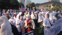 Panggung besar dengan bertuliskan Aksi Bela Rohingya 169. Stop The Genocide of Rohingya dibangun di depan para aksi massa.