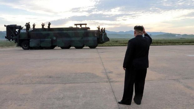 Kim Jong-Un dan peluncur rudal portabel milik Korut