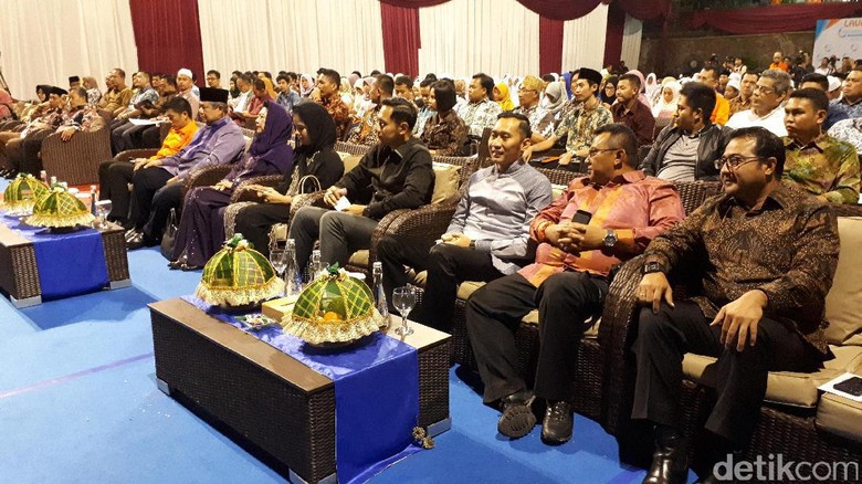 SBY dan Keluarga Hadiri Acara Berbagi untuk Anak Yatim SBY dan Keluarga Hadiri Acara Berbagi untuk Anak Yatim