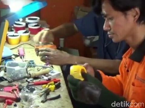 4 Warga Purworejo Ini Mengolah Limbah Menjadi Lampu Emergency