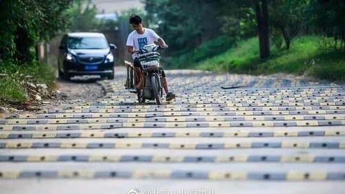 Dipenuhi Banyak Polisi Tidur, Yakin Sanggup Lewat Jalan Ini?