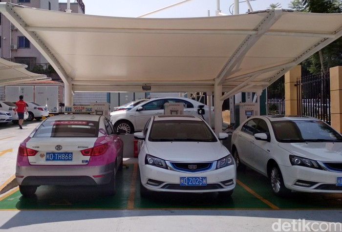 Operasional mobil listrik seperti bus kota hingga taksi di China juga didukung dengan fasilitas Stasiun Penyedia Listrik Umum (SPLU) atau SPBU Listrik. Yuk kit alihat proses pengisian listrik ke baterai kendaraan.