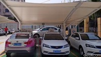 SPBU listrik dilengkapi atap sehingga proses charging bisa terhindar dari panas dan hujan.